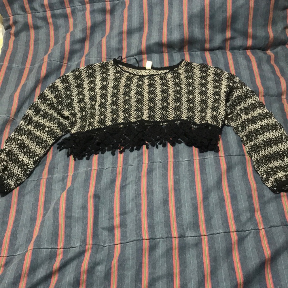 Cute Black and White knitted crop top